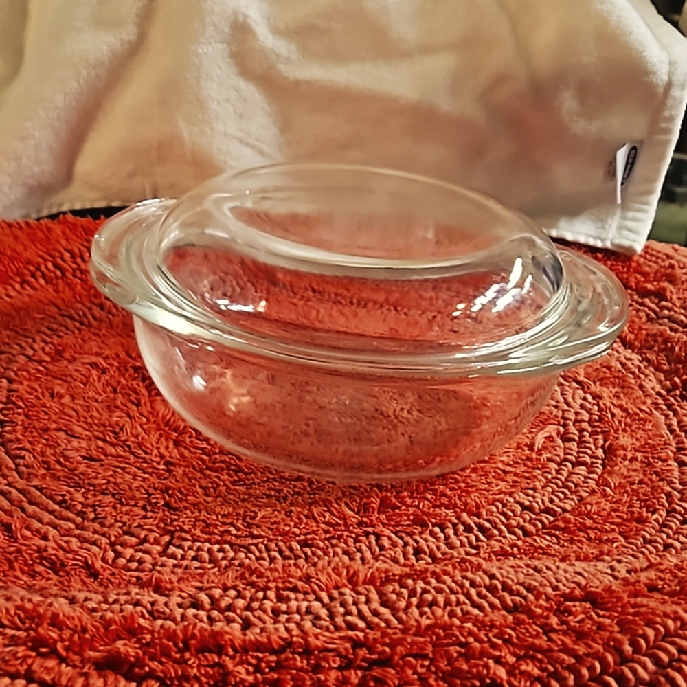 Pyrex #23 1.5 quart dish with lid.